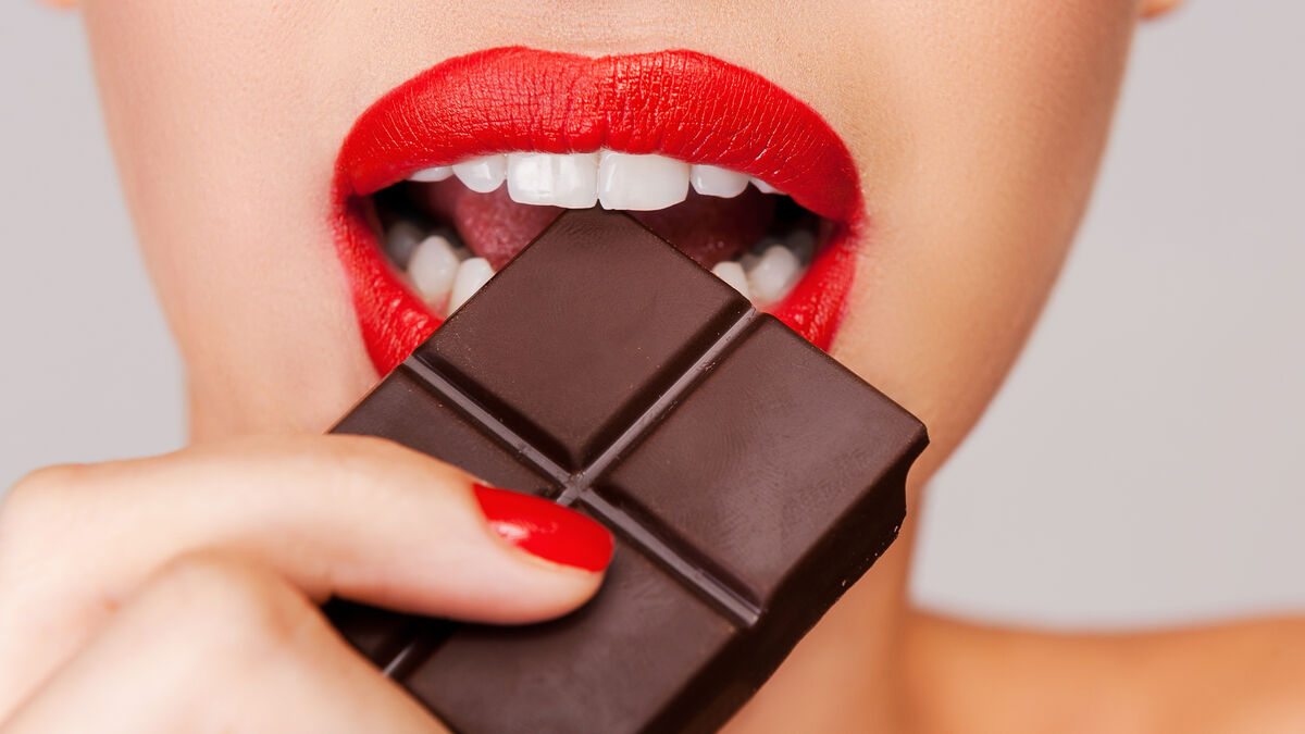 una chica comiendo chocolate