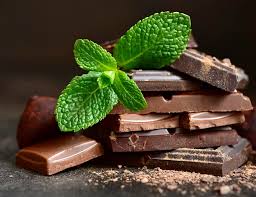 tabletas de chocolate y hojas de menta