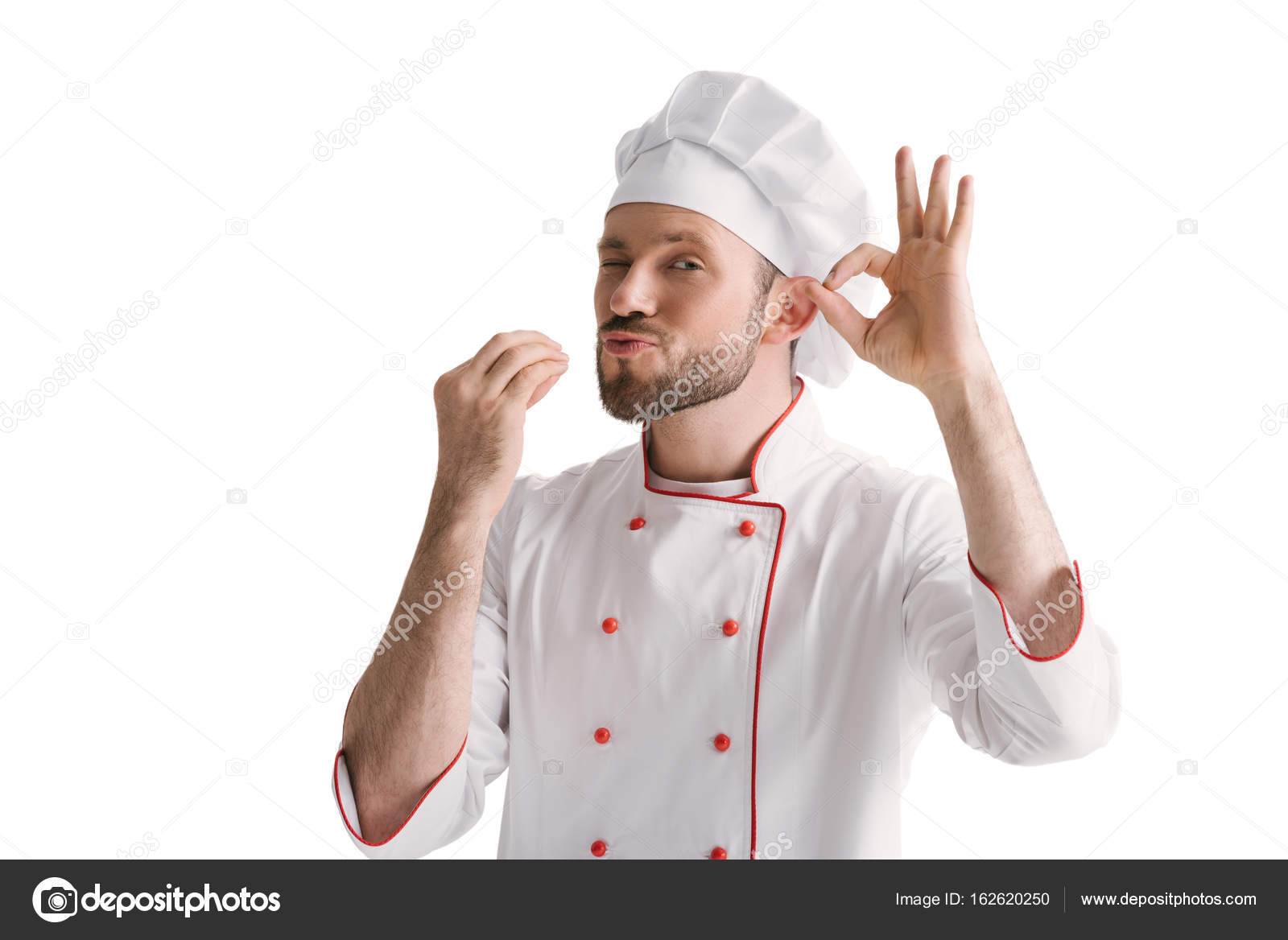 cocinero controlando calidad