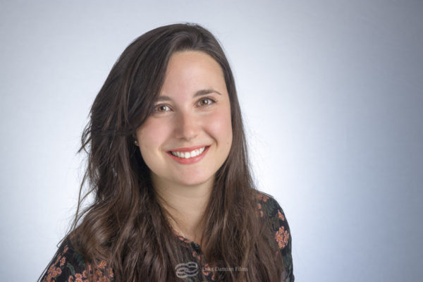 mujer que atiende al público