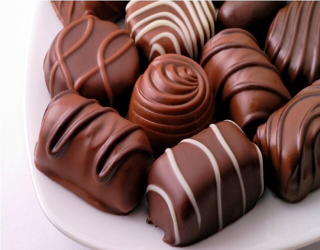 caja de bombones de chocolate negro